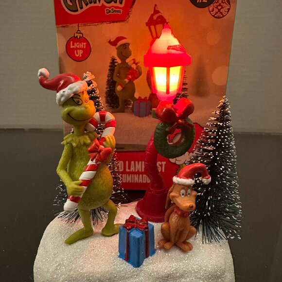 2025 The Grinch Dr. Seuss Illuminated Lamppost The Grinch & Max Village Pc. NIB - Picture 1 of 5